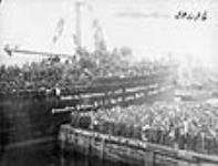 Scène de l'embarquement du vingt-sixième bataillon du second corps expéditionnaire canadien. 13 juin 1915