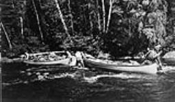 Canots et équipe des commissaires chargés de la négociation du Traité de la baie James (Traité no 9), sur la rivière Pic, en route vers le lac Long. août 1906.