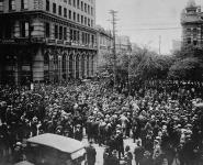 Foule rassemblée à l'extérieur de l'édifice de la Union Bank of Canada, sur la rue Main durant la grève générale de Winnipeg. 21 juin 1919