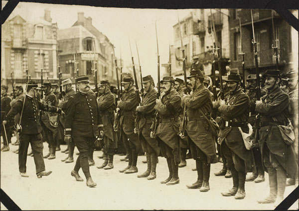 Photographie d'un défilé de soldats français, Le Tréport, France, v. 1916-1917