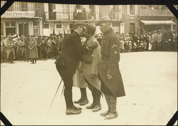 Photographie de soldats français se donnant l'accolade, Le Tréport, France, v. 1916-1917