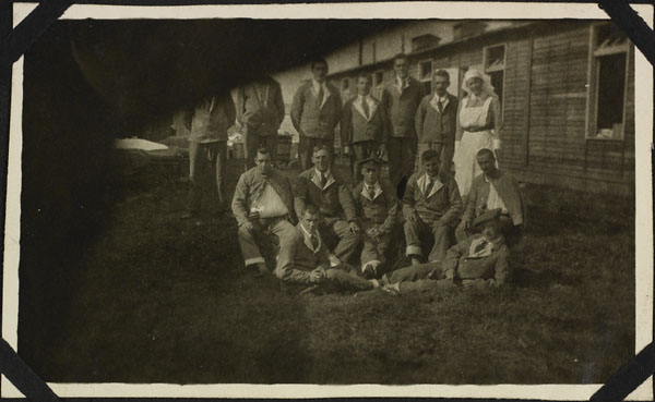 Photographie d'une infirmière militaire non identifiée avec des patients de la salle commune 8, Hôpital général canadien no 2, Le Tréport, France, 1917