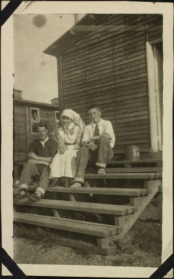 Photographie de l'infirmière militaire Lillias Morden avec deux patients, Hôpital général canadien no 2, Le Tréport, France, 1917