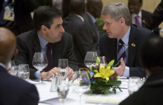 [Prime Minister Stephen Harper chats with French Prime Minister François Fillon at the Francophonie Summit in Québec City] 18 October 2008