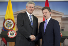 [Prime Minister Stephen Harper and Juan Manuel Santos Calderón, President of Colombia, shake hands following a joint news conference at the Casa de Narino in Bogotá, Colombia] 10 August 2011