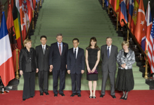 [Posing for a photo prior to a working dinner are German Chancellor Angela Merkel, her husband Jochen Sauer, Prime Minister Stephen Harper, French President Nicolas Sarkozy, France's First Lady Carla Bruni-Sarkozy, NATO Secretary General Jaap de Hoop Scheffer and his wife Jeanine de Hoop Scheffer] 3 April 2009