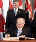 [Australian Prime Minister John Howard signs a guest book on Parliament Hill after arriving in Ottawa] 18 May 2006