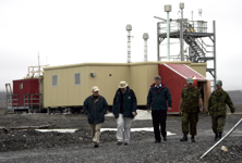 [Prime Minister Stephen Harper and Minister Gordon O'Connor tour an Environment Canada weather station at Canadian Forces Station (CFS) Alert in Nunavut] 13 August 2006