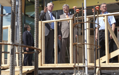 [Prime Minister Stephen Harper tours an Economic Action Plan construction site at the College of the Rockies in Cranbrook, British Columbia] 10 August 2010