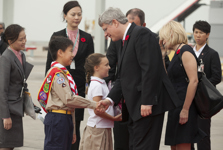 [Prime Minister Stephen Harper and his wife Laureen Harper arrive in Hong Kong] 11 November 2012