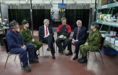 [Prime Minister Stephen Harper meets with tradespeople and soldiers prior to announcing the government's commitment to the Helmets to Hardhats initiative in Edmonton, Alberta] 6 January 2012