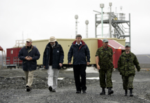 [Prime Minister Stephen Harper and Minister Gordon O'Connor tour an Environment Canada weather station at Canadian Forces Station (CFS) Alert in Nunavut] 13 August 2006