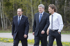 [Prime Minister Stephen Harper listens as Pierre Lavoie, Founding Chairman of the Grand défi Pierre Lavoie, explains the importance of exercise for Canada's youth while in Quebec] 14 May 2010