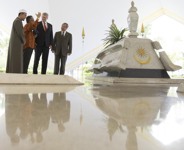 [Prime Minister Stephen Harper is given a tour of the National Mosque of Malaysia (Masjid Negara) by Ustaz Ehsan bin Mohd Hosni and Abdul Rashid bin Mohd Isa, National Mosque officials in Kuala Lumpur, Malaysia] 5 October 2013