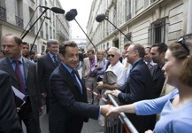 [Prime Minister Stephen Harper and French President Nicolas Sarkozy walk to a restaurant for a working lunch after meeting at the Élysée Palace in Paris, France] 5 June 2007
