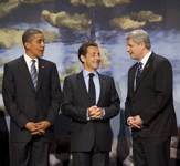 [Prime Minister Stephen Harper chats with US President Barack Obama and Nicolas Sarkozy, President of France, while waiting for their youth counterparts, who are participating in the MY SUMMIT youth summit on the margins of the G8 Summit in Huntsville, Ontario] 25 June 2010