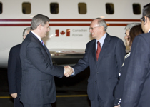 [Prime Minister Stephen Harper is greeted by Ambassador Gaëtan Lavertu and Mr. Juan Manuel Nungaray, Deputy Director General for North America, Ministry of Foreign Affairs, in Mexico City, Mexico] 30 November 2006