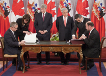 [Prime Minister Stephen Harper and President Sebastián Piñera witness the signing of a modernized Canada-Chile Free Trade Agreement at La Moneda in Santiago, Chile] 16 April 2012