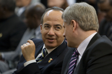 [Prime Minister Stephen Harper chats with Felipe Calderón, the President of Mexico, at the Summit of the Americas in the Diplomatic Centre in Port of Spain, Trinidad and Tobago] 19 April 2009