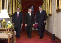 [Government House Leader Peter Van Loan, Prime Minister Stephen Harper and new Conservative Senator Bert Brown, walk to Brown's swearing-in ceremony on Parliament Hill in Ottawa] 16 October 2007