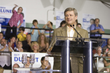[Prime Minister Stephen Harper speaks at the barbecue at the Antoine Vermette Arena in Saint-Agapit, Quebec] 30 July 2008