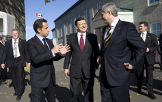 [French President Nicolas Sarkozy, Prime Minister Stephen Harper and President of the European Commission José Manuel Barroso leave the Citadelle in Québec City following their meetings] 17 October 2008