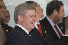 [Prime Minister Stephen Harper stands with other leaders for a family photo at the Summit of the Americas in Port of Spain, Trinidad and Tobago] 18 April 2009