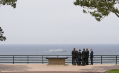 [Prime Minister Stephen Harper, US President Barack Obama, Prince Charles, French President Nicolas Sarkozy and British Prime Minister Gordon Brown talk with D-Day veterans Clyde Combs of Houston and Ben Franklin of Knoxville, Tennessee, in Colleville-sur-Mer, France] 6 June 2009