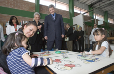[Children colour pictures for Prime Minister Stephen Harper as he tours the Colombian Integral Rehabilitation Centre in Bogotá, Colombia] 16 July 2007