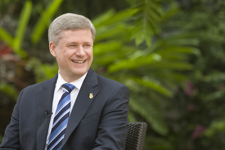 [Prime Minister Stephen Harper talks with reporters and crew prior to an interview with NBC at the Summit of the Americas in Port of Spain, Trinidad and Tobago] 18 April 2009