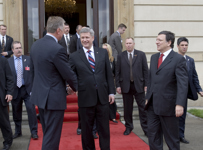 [Prime Minister Stephen Harper bids farewell to Czech Prime Minister Mirek Topolánek and European Commission President José Manuel Barroso outside the Office of the Government in Prague, Czech Republic] 6 May 2009