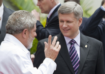 [Prime Minister Stephen Harper talks with Luiz Inácio Lula da Silva, the President of Brazil, during a family photo at the Diplomatic Centre for the Summit of the Americas in Port of Spain, Trinidad and Tobago] 19 April 2009