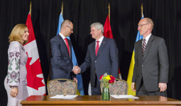 [Prime Minister Stephen Harper and Arseniy Yatsenyuk, Prime Minister of Ukraine, witness the signing of the Canada-Ukraine Free Trade Agreement at Willson House in Chelsea, Quebec] 14 July 2015