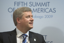 [Prime Minister Stephen Harper talks with staff during the Summit of the Americas in Port of Spain, Trinidad and Tobago] 18 April 2009