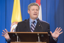 [Prime Minister Stephen Harper and Colombian President Álvaro Uribe hold a joint press conference at the Presidential Palace in Bogotá, Colombia] 16 July 2007