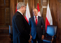 [Prime Minister Stephen Harper and Donald Tusk, Prime Minister of the Republic of Poland, share a laugh during a meeting on Parliament Hill in Ottawa] 14 May 2012