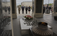 [Prime Minister Stephen Harper and his wife Laureen Harper participate in a wreath-laying ceremony at the Tomb of the Unknown Soldier in Warsaw, Poland] 9 June 2015
