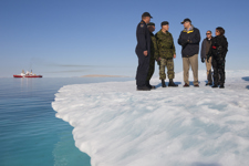 [Prime Minister Stephen Harper chats with General Walter Natynczyk, Chief of the Defence Staff, and other staff involved in the planning and execution of Operation NANOOK 10 in Resolute, Nunavut] 25 August 2010