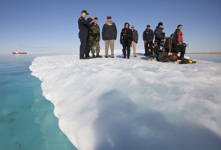 [Prime Minister Stephen Harper chats with General Walter Natynczyk, Chief of the Defence Staff, and other staff involved in the planning and execution of Operation NANOOK 10 in Resolute, Nunavut] 25 August 2010