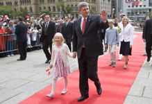 [Prime Minister Stephen Harper and his daughter Rachel are followed by his son Ben and wife Laureen Harper during Canada Day celebrations on Parliament Hill in Ottawa] 1 July 2007
