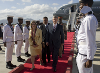 [Prime Minister Stephen Harper walks with Canadian High Commissioner to Trinidad and Tobago Karen McDonald as he arrives for the Summit of the Americas in Port of Spain, Trinidad and Tobago] 17 April 2009