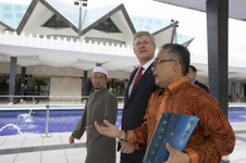 [Prime Minister Stephen Harper is given a tour of the National Mosque of Malaysia (Masjid Negara) by Ustaz Ehsan bin Mohd Hosni and Abdul Rashid bin Mohd Isa, National Mosque officials in Kuala Lumpur, Malaysia] 5 October 2013