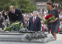 [Their Royal Highnesses the Duke and Duchess of Cambridge pay tribute to the men and women who have died defending Canada by laying a wreath and flowers at the National War Memorial in Ottawa] 30 June 2011