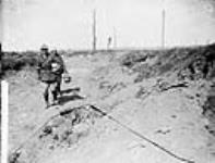 Une scène sur les champs de bataille près de Courcelette - deux soldats qui marchent October, 1916.