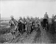 Soldats canadiens revenant des tranchées durant la bataille de la Somme Nov., 1916.