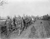 Soldats canadiens revenant des tranchées après la bataille de la Somme November, 1916.
