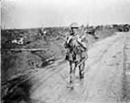 Un Canadien couvert de boue revenant du front [Le soldat Donald Johnston McKinnon, septième peloton, soixante-treizième bataillon revenant du front] Mar. 1917