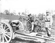 Lt.-Gen. Sir Julian Byng, Commanding the Canadians, interested in one of the guns captured at Vimy Ridge May, 1917.