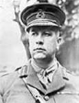 Le général Currie, commandant des troupes canadiennes en France, et A.D.C Juin 1917