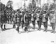 The Duke of Connaught inspects 1st Battalion Guard of Honour. - Canadian Sports. June, 1918 June 1918.